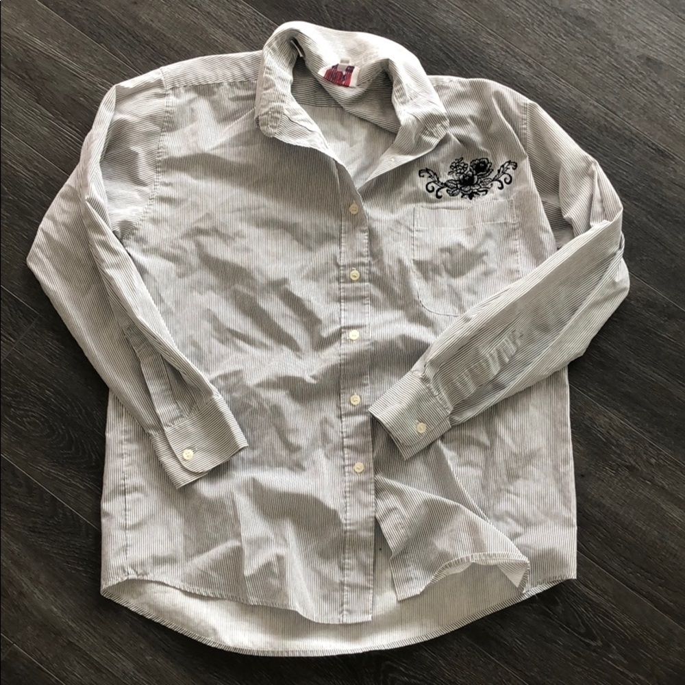 🛍Embroidered button down